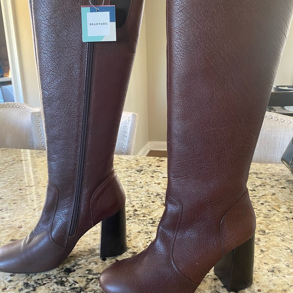 Women high knee leather boots size 7 1/2.